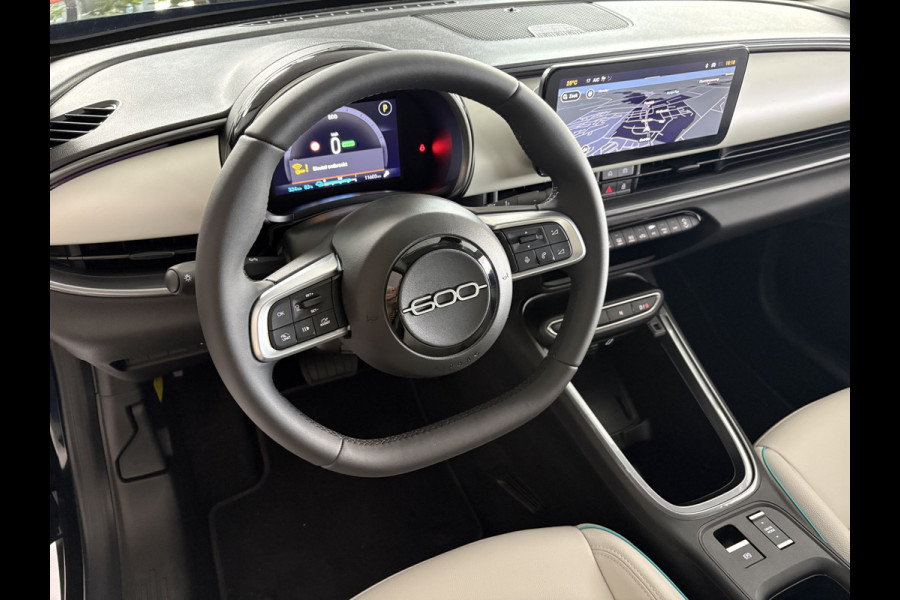 Fiat 600E La prima 54 Kwh Achteruitrijcamera - Apple carplay - Navigatie - Cruise control - Stoelverwarming - Climate control - Parkeersensoren - Lederen bekleding - Bluetooth - Licht metalen velgen 18 inch - Mistlamp - Draadloze telefoonoplader - Stuurwiel multifunctioneel - Radio - Ramen elektrisch - Airco - Voorstoelen met massagefunctie - Start/stop systeem - Dakspoiler - Donker getint glas achter - Le