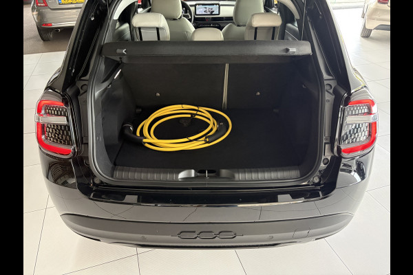 Fiat 600E La prima 54 Kwh Achteruitrijcamera - Apple carplay - Navigatie - Cruise control - Stoelverwarming - Climate control - Parkeersensoren - Lederen bekleding - Bluetooth - Licht metalen velgen 18 inch - Mistlamp - Draadloze telefoonoplader - Stuurwiel multifunctioneel - Radio - Ramen elektrisch - Airco - Voorstoelen met massagefunctie - Start/stop systeem - Dakspoiler - Donker getint glas achter - Le