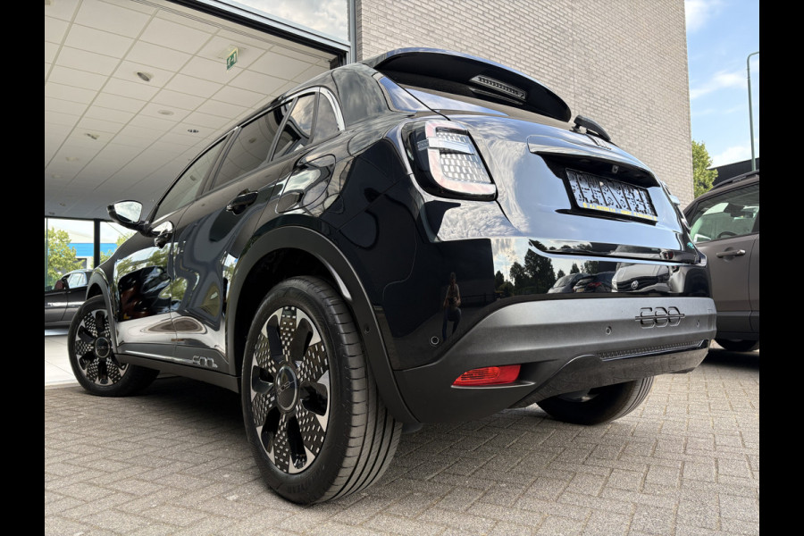 Fiat 600E La prima 54 Kwh Achteruitrijcamera - Apple carplay - Navigatie - Cruise control - Stoelverwarming - Climate control - Parkeersensoren - Lederen bekleding - Bluetooth - Licht metalen velgen 18 inch - Mistlamp - Draadloze telefoonoplader - Stuurwiel multifunctioneel - Radio - Ramen elektrisch - Airco - Voorstoelen met massagefunctie - Start/stop systeem - Dakspoiler - Donker getint glas achter - Le