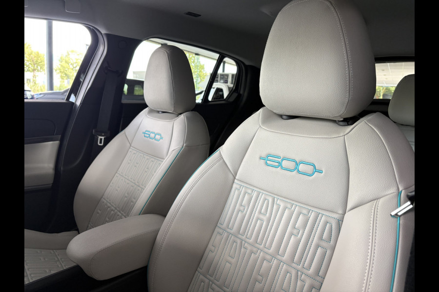 Fiat 600E La prima 54 Kwh Achteruitrijcamera - Apple carplay - Navigatie - Cruise control - Stoelverwarming - Climate control - Parkeersensoren - Lederen bekleding - Bluetooth - Licht metalen velgen 18 inch - Mistlamp - Draadloze telefoonoplader - Stuurwiel multifunctioneel - Radio - Ramen elektrisch - Airco - Voorstoelen met massagefunctie - Start/stop systeem - Dakspoiler - Donker getint glas achter - Le
