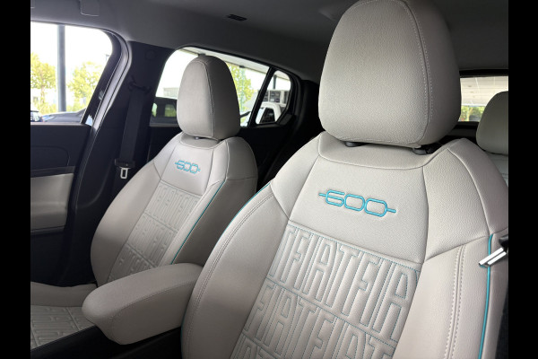 Fiat 600E La prima 54 Kwh Achteruitrijcamera - Apple carplay - Navigatie - Cruise control - Stoelverwarming - Climate control - Parkeersensoren - Lederen bekleding - Bluetooth - Licht metalen velgen 18 inch - Mistlamp - Draadloze telefoonoplader - Stuurwiel multifunctioneel - Radio - Ramen elektrisch - Airco - Voorstoelen met massagefunctie - Start/stop systeem - Dakspoiler - Donker getint glas achter - Le