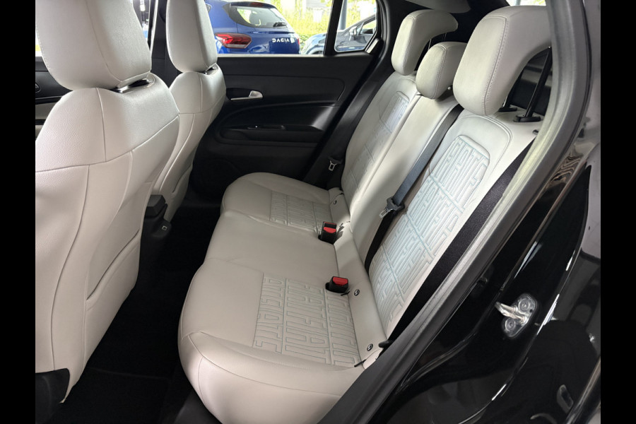 Fiat 600E La prima 54 Kwh Achteruitrijcamera - Apple carplay - Navigatie - Cruise control - Stoelverwarming - Climate control - Parkeersensoren - Lederen bekleding - Bluetooth - Licht metalen velgen 18 inch - Mistlamp - Draadloze telefoonoplader - Stuurwiel multifunctioneel - Radio - Ramen elektrisch - Airco - Voorstoelen met massagefunctie - Start/stop systeem - Dakspoiler - Donker getint glas achter - Le