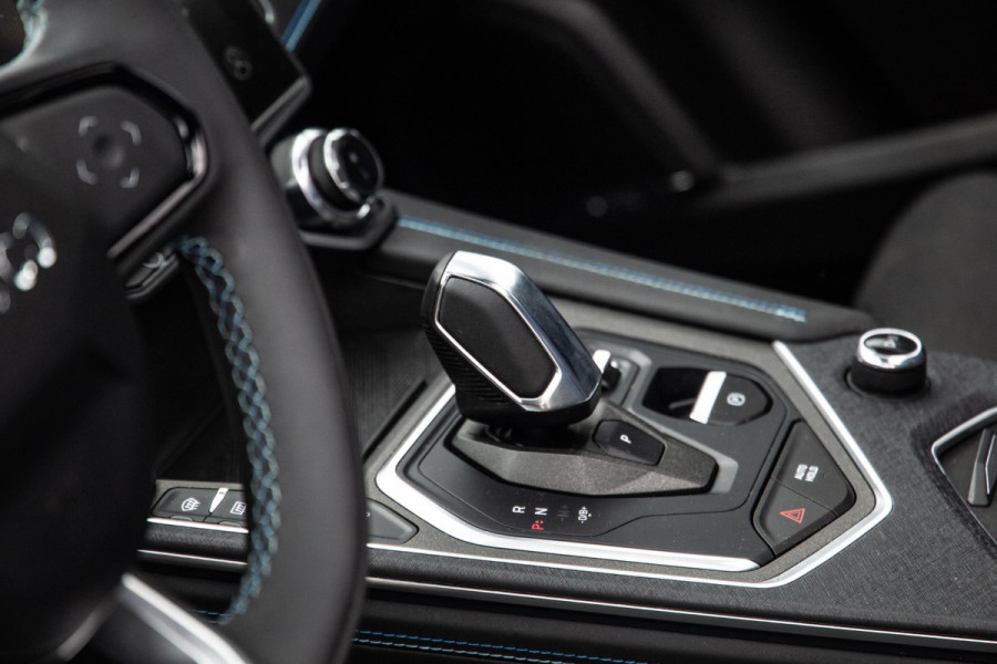 Lynk & Co 01 1.5 BLACK LINE / PANORAMA DAK / 360 CAMERA / CARPLAY / STOELVERWARMING