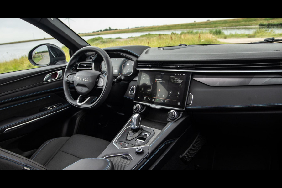 Lynk & Co 01 1.5 BLACK LINE / PANORAMA DAK / 360 CAMERA / CARPLAY / STOELVERWARMING