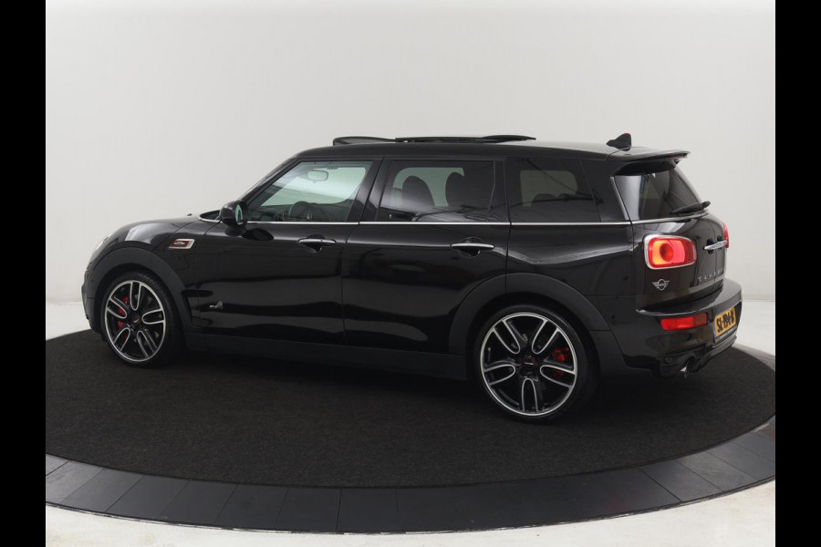MINI Clubman 2.0 John Cooper Works ALL4 Chili | Panoramadak | Head-up | Navigatie | Cruise control | Carplay | Climate control | Achteruitrij camera | Stoelverwarming | DAB radio