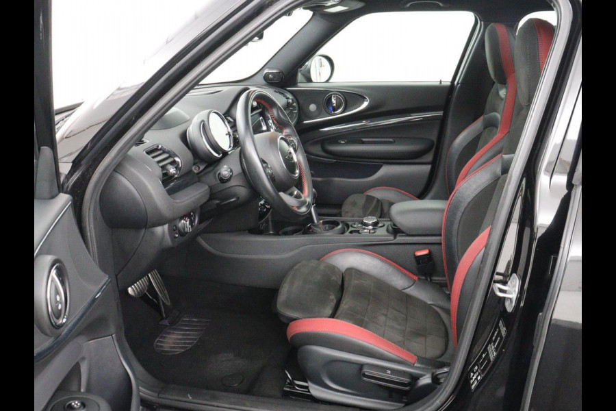 MINI Clubman 2.0 John Cooper Works ALL4 Chili | Panoramadak | Head-up | Navigatie | Cruise control | Carplay | Climate control | Achteruitrij camera | Stoelverwarming | DAB radio