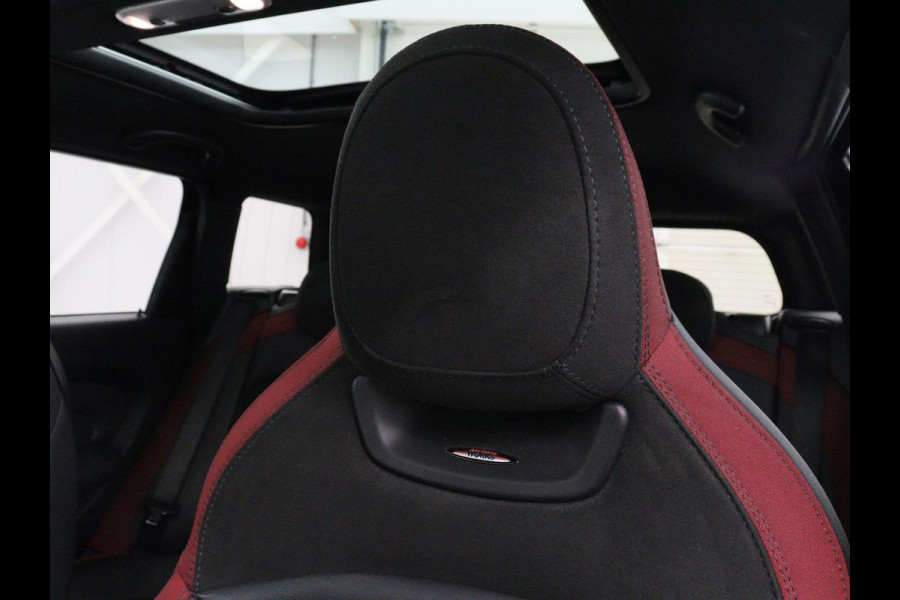 MINI Clubman 2.0 John Cooper Works ALL4 Chili | Panoramadak | Head-up | Navigatie | Cruise control | Carplay | Climate control | Achteruitrij camera | Stoelverwarming | DAB radio