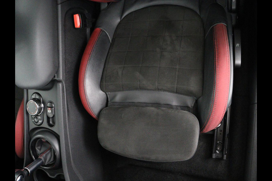 MINI Clubman 2.0 John Cooper Works ALL4 Chili | Panoramadak | Head-up | Navigatie | Cruise control | Carplay | Climate control | Achteruitrij camera | Stoelverwarming | DAB radio