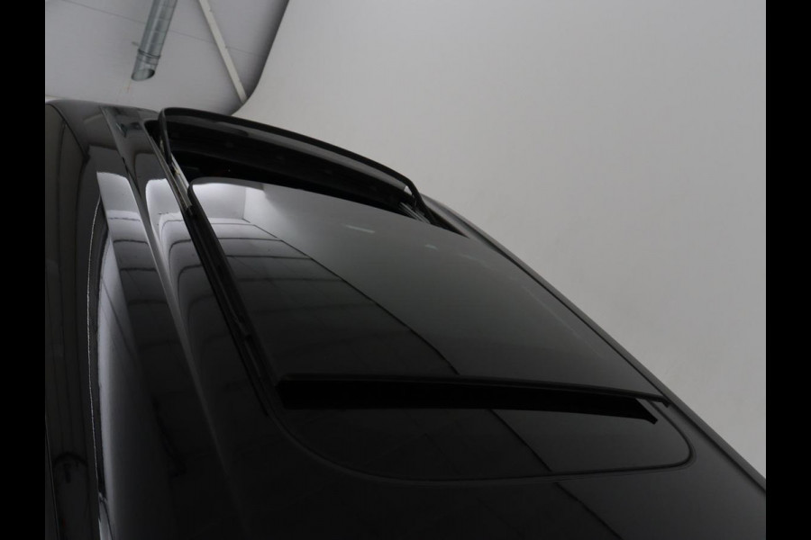 MINI Clubman 2.0 John Cooper Works ALL4 Chili | Panoramadak | Head-up | Navigatie | Cruise control | Carplay | Climate control | Achteruitrij camera | Stoelverwarming | DAB radio