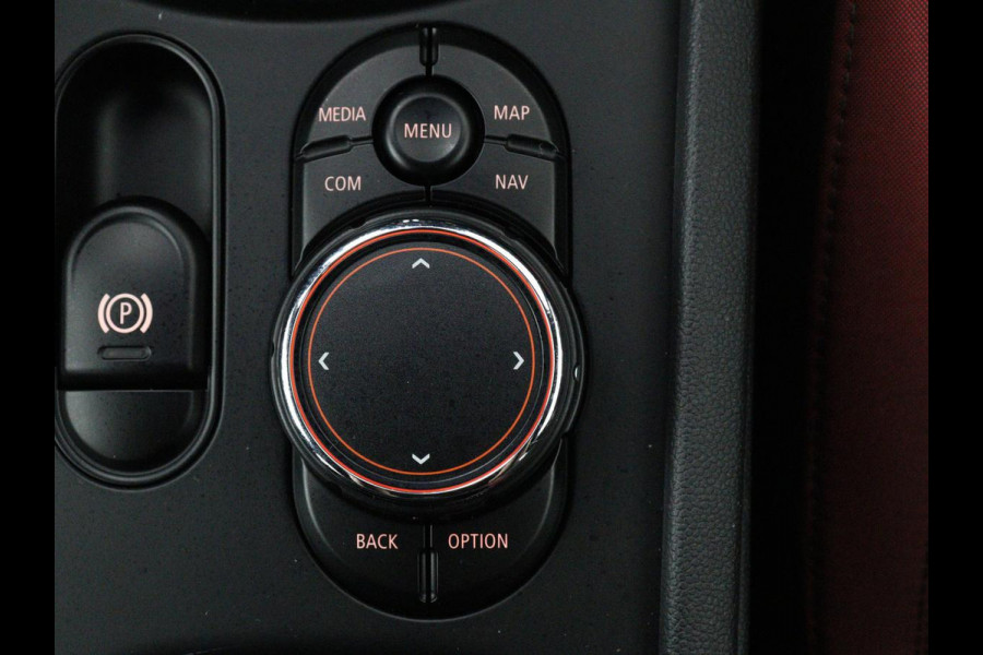 MINI Clubman 2.0 John Cooper Works ALL4 Chili | Panoramadak | Head-up | Navigatie | Cruise control | Carplay | Climate control | Achteruitrij camera | Stoelverwarming | DAB radio