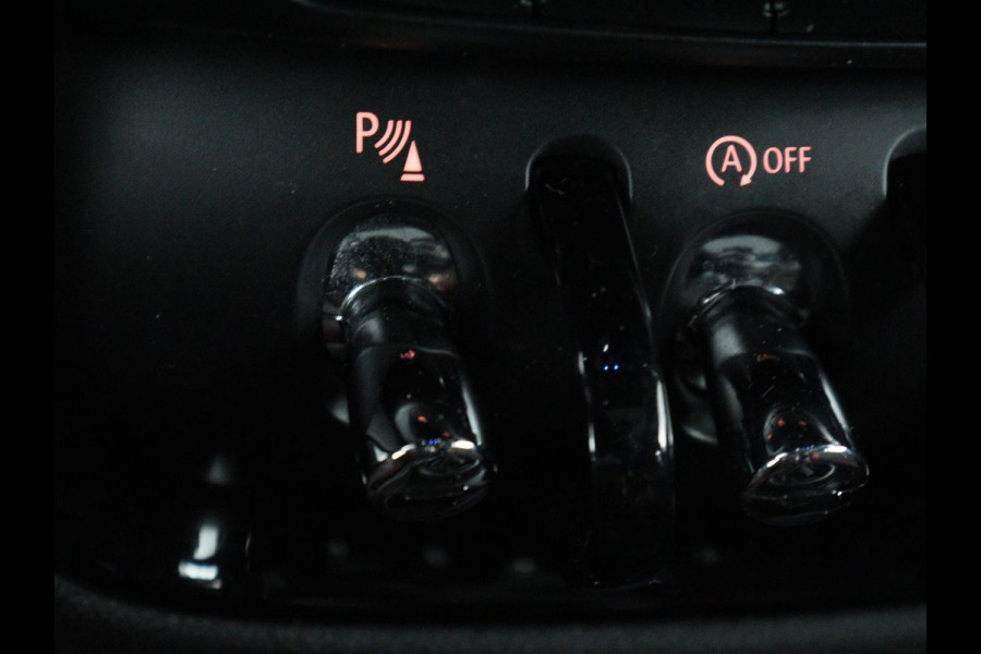 MINI Clubman 2.0 John Cooper Works ALL4 Chili | Panoramadak | Head-up | Navigatie | Cruise control | Carplay | Climate control | Achteruitrij camera | Stoelverwarming | DAB radio