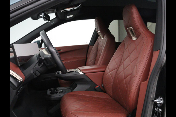 BMW iX xDrive50 M Sport High Executive 112 kWh SOH 96,2% | Full Option |  Pano | Chrystal Buttons | Soft Close | Harman Kardon | Laser Lights | Achteras sturing | Massage stoelen | 4-Zone Climate Control | Carplay | Head-up