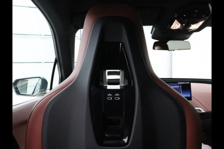 BMW iX xDrive50 M Sport High Executive 112 kWh SOH 96,2% | Full Option |  Pano | Chrystal Buttons | Soft Close | Harman Kardon | Laser Lights | Achteras sturing | Massage stoelen | 4-Zone Climate Control | Carplay | Head-up