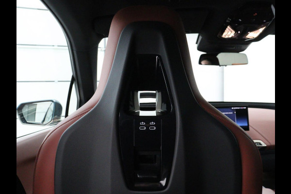 BMW iX xDrive50 M Sport High Executive 112 kWh SOH 96,2% | Full Option |  Pano | Chrystal Buttons | Soft Close | Harman Kardon | Laser Lights | Achteras sturing | Massage stoelen | 4-Zone Climate Control | Carplay | Head-up