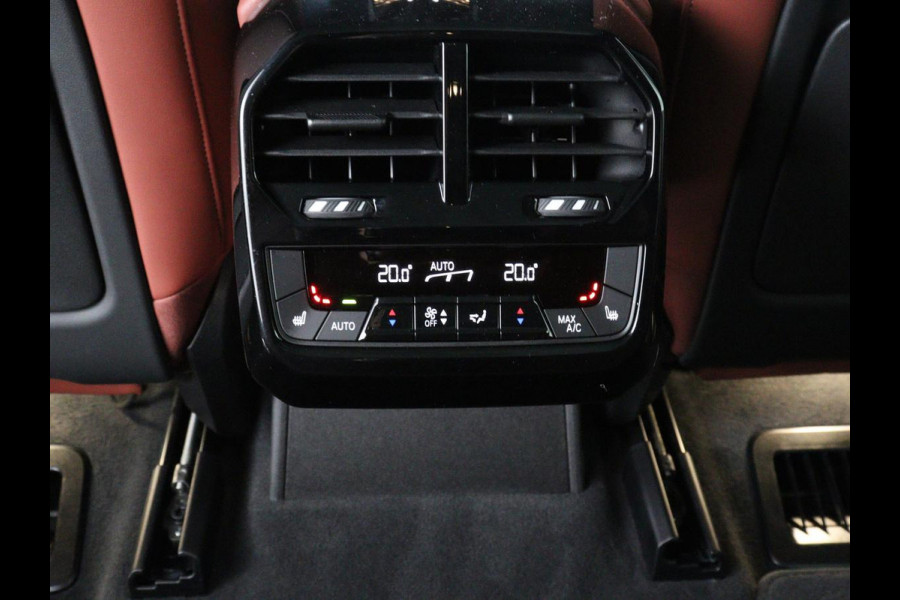 BMW iX xDrive50 M Sport High Executive 112 kWh SOH 96,2% | Full Option |  Pano | Chrystal Buttons | Soft Close | Harman Kardon | Laser Lights | Achteras sturing | Massage stoelen | 4-Zone Climate Control | Carplay | Head-up