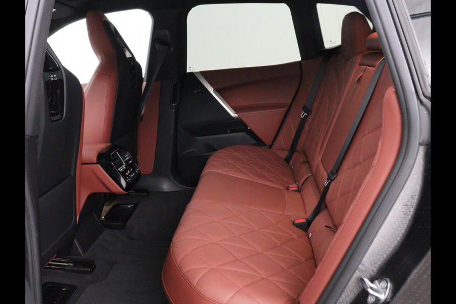 BMW iX xDrive50 M Sport High Executive 112 kWh SOH 96,2% | Full Option |  Pano | Chrystal Buttons | Soft Close | Harman Kardon | Laser Lights | Achteras sturing | Massage stoelen | 4-Zone Climate Control | Carplay | Head-up