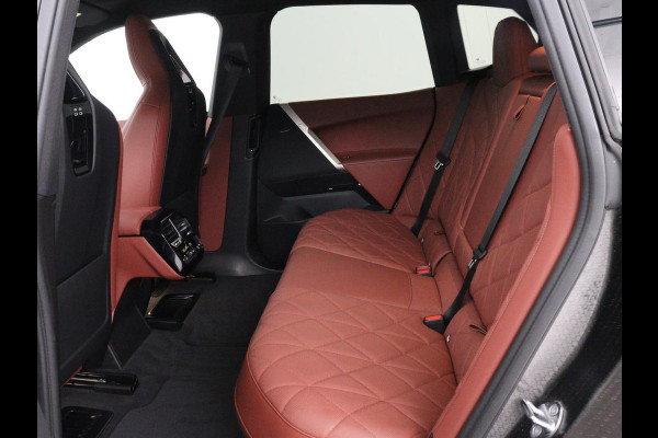 BMW iX xDrive50 M Sport High Executive 112 kWh SOH 96,2% | Full Option |  Pano | Chrystal Buttons | Soft Close | Harman Kardon | Laser Lights | Achteras sturing | Massage stoelen | 4-Zone Climate Control | Carplay | Head-up