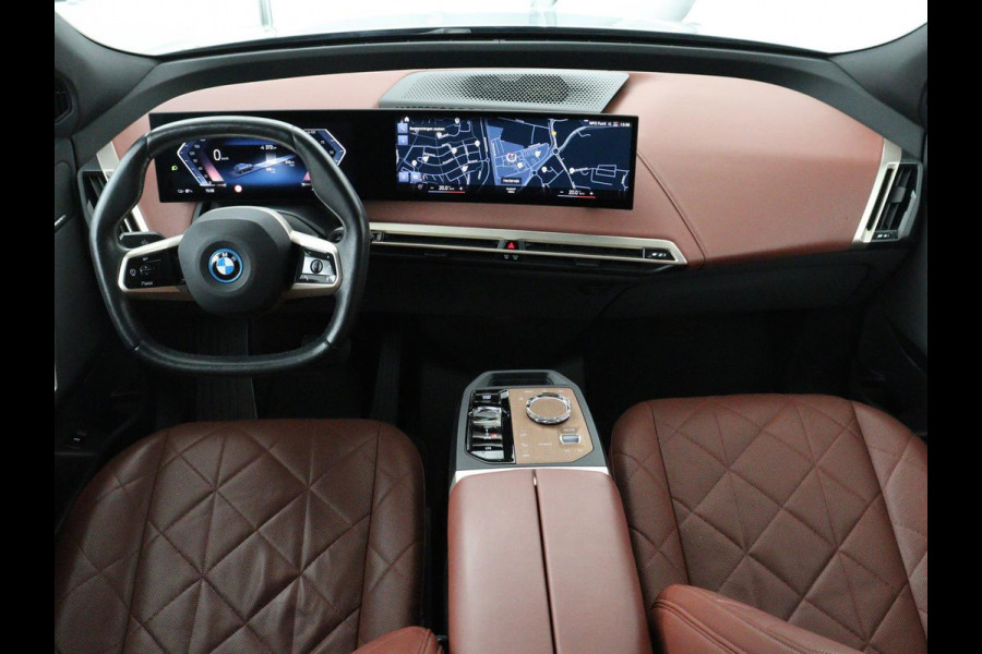BMW iX xDrive50 M Sport High Executive 112 kWh SOH 96,2% | Full Option |  Pano | Chrystal Buttons | Soft Close | Harman Kardon | Laser Lights | Achteras sturing | Massage stoelen | 4-Zone Climate Control | Carplay | Head-up