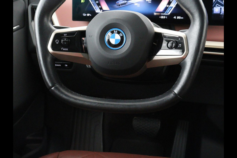 BMW iX xDrive50 M Sport High Executive 112 kWh SOH 96,2% | Full Option |  Pano | Chrystal Buttons | Soft Close | Harman Kardon | Laser Lights | Achteras sturing | Massage stoelen | 4-Zone Climate Control | Carplay | Head-up