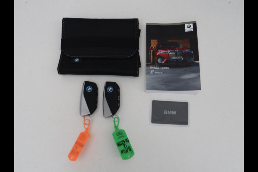 BMW iX xDrive50 M Sport High Executive 112 kWh SOH 96,2% | Full Option |  Pano | Chrystal Buttons | Soft Close | Harman Kardon | Laser Lights | Achteras sturing | Massage stoelen | 4-Zone Climate Control | Carplay | Head-up