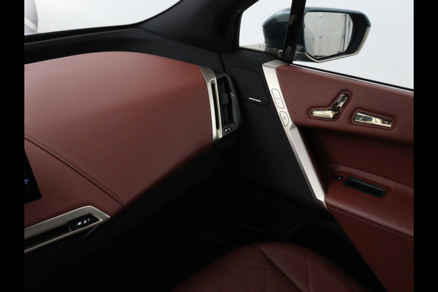 BMW iX xDrive50 M Sport High Executive 112 kWh SOH 96,2% | Full Option |  Pano | Chrystal Buttons | Soft Close | Harman Kardon | Laser Lights | Achteras sturing | Massage stoelen | 4-Zone Climate Control | Carplay | Head-up