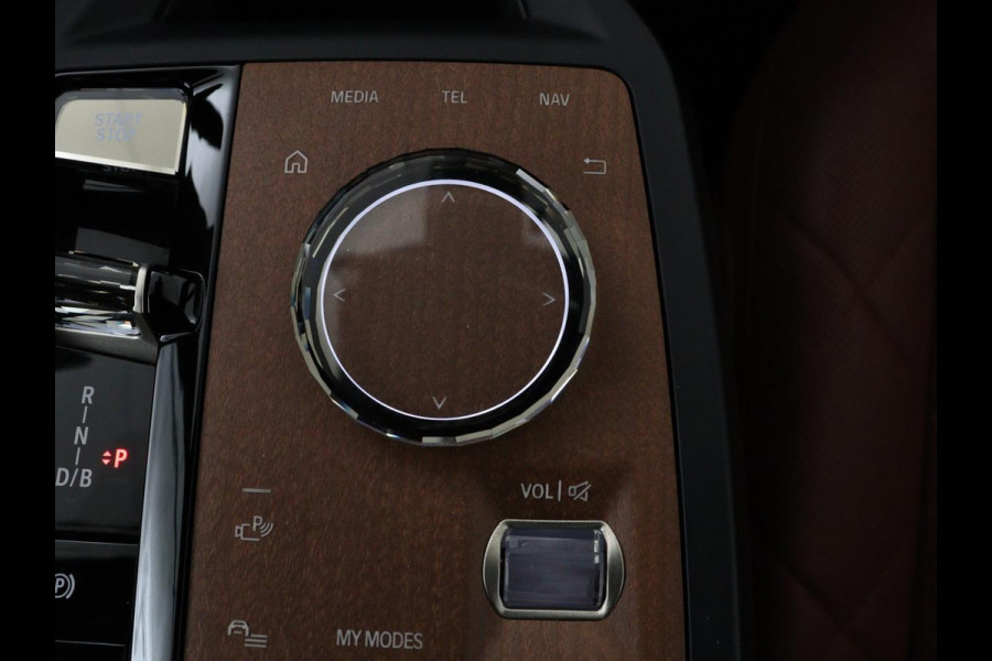 BMW iX xDrive50 M Sport High Executive 112 kWh SOH 96,2% | Full Option |  Pano | Chrystal Buttons | Soft Close | Harman Kardon | Laser Lights | Achteras sturing | Massage stoelen | 4-Zone Climate Control | Carplay | Head-up