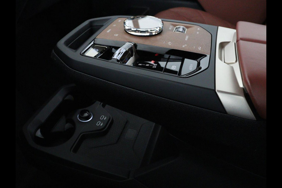 BMW iX xDrive50 M Sport High Executive 112 kWh SOH 96,2% | Full Option |  Pano | Chrystal Buttons | Soft Close | Harman Kardon | Laser Lights | Achteras sturing | Massage stoelen | 4-Zone Climate Control | Carplay | Head-up