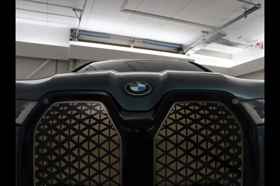 BMW iX xDrive50 M Sport High Executive 112 kWh SOH 96,2% | Full Option |  Pano | Chrystal Buttons | Soft Close | Harman Kardon | Laser Lights | Achteras sturing | Massage stoelen | 4-Zone Climate Control | Carplay | Head-up