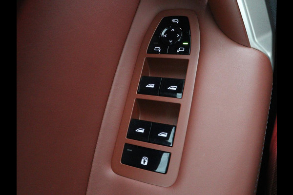 BMW iX xDrive50 M Sport High Executive 112 kWh SOH 96,2% | Full Option |  Pano | Chrystal Buttons | Soft Close | Harman Kardon | Laser Lights | Achteras sturing | Massage stoelen | 4-Zone Climate Control | Carplay | Head-up