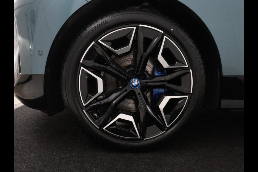 BMW iX xDrive50 M Sport High Executive 112 kWh SOH 96,2% | Full Option |  Pano | Chrystal Buttons | Soft Close | Harman Kardon | Laser Lights | Achteras sturing | Massage stoelen | 4-Zone Climate Control | Carplay | Head-up