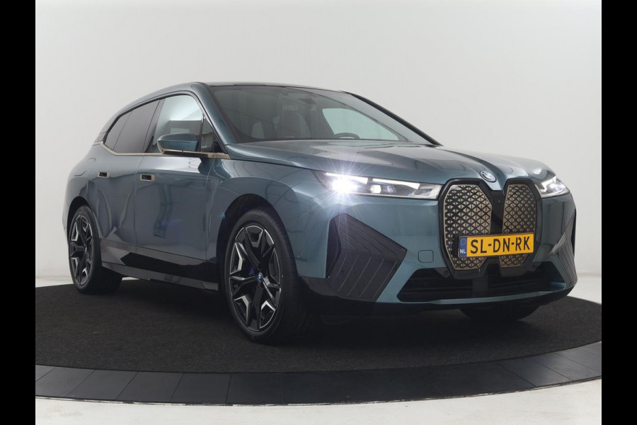 BMW iX xDrive50 M Sport High Executive 112 kWh SOH 96,2% | Full Option |  Pano | Chrystal Buttons | Soft Close | Harman Kardon | Laser Lights | Achteras sturing | Massage stoelen | 4-Zone Climate Control | Carplay | Head-up