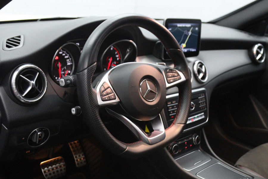 Mercedes-Benz CLA-Klasse 180 Automaat 123 PK AMG-Line Business Solution, Panoramadak, Stoelverwarming, Camera