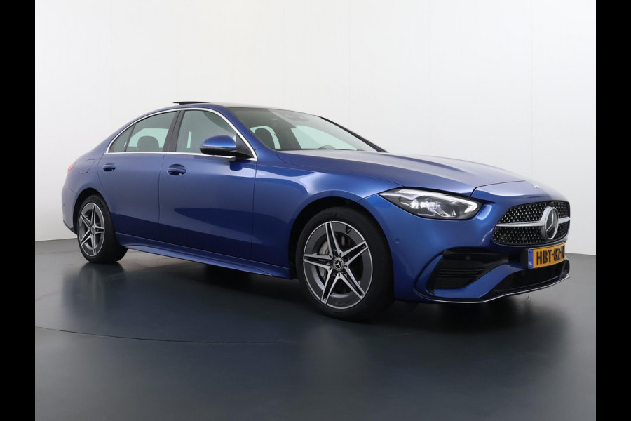Mercedes-Benz C-Klasse 300 e AMG Line Limited PHEV | PANORAMADAK | DISTRONIC (ACC) | ACHTERUITRIJCAMERA | DODEHOEKASSISTENT | AMBIENT LIGHTING | MERCEDES-DEALER ONDERHOUDEN | RIJKLAAR MET 12 MAANDEN BOVAG GARANTIE |