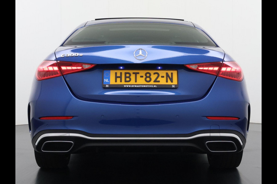 Mercedes-Benz C-Klasse 300 e AMG Line Limited PHEV | PANORAMADAK | DISTRONIC (ACC) | ACHTERUITRIJCAMERA | DODEHOEKASSISTENT | AMBIENT LIGHTING | MERCEDES-DEALER ONDERHOUDEN | RIJKLAAR MET 12 MAANDEN BOVAG GARANTIE |