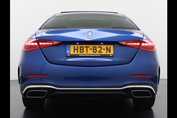 Mercedes-Benz C-Klasse 300 e AMG Line Limited PHEV | PANORAMADAK | DISTRONIC (ACC) | ACHTERUITRIJCAMERA | DODEHOEKASSISTENT | AMBIENT LIGHTING | MERCEDES-DEALER ONDERHOUDEN | RIJKLAAR MET 12 MAANDEN BOVAG GARANTIE |