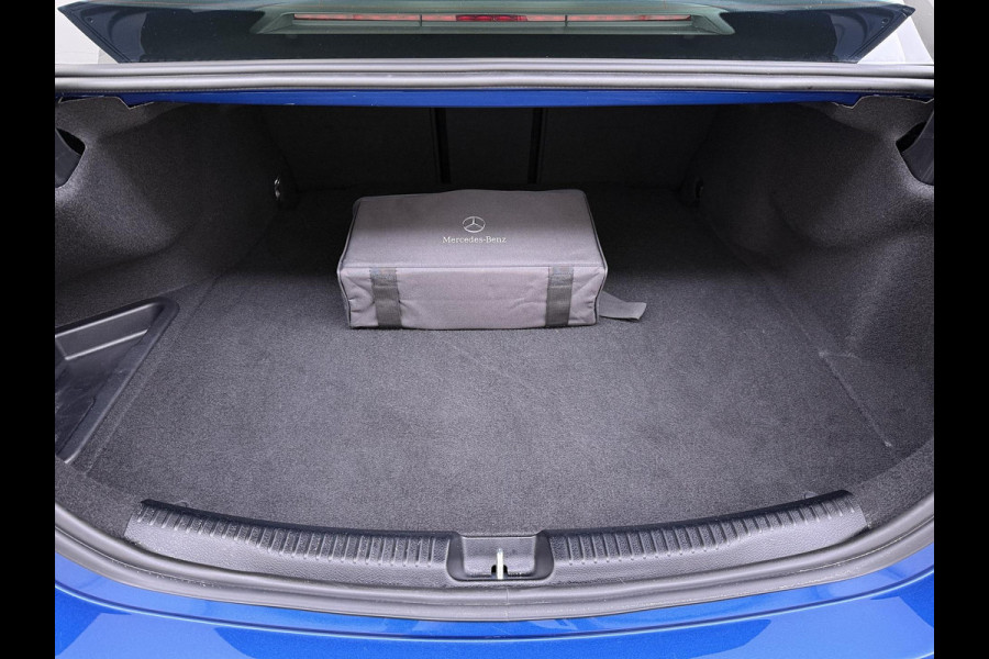 Mercedes-Benz C-Klasse 300 e AMG Line Limited PHEV | PANORAMADAK | DISTRONIC (ACC) | ACHTERUITRIJCAMERA | DODEHOEKASSISTENT | AMBIENT LIGHTING | MERCEDES-DEALER ONDERHOUDEN | RIJKLAAR MET 12 MAANDEN BOVAG GARANTIE |