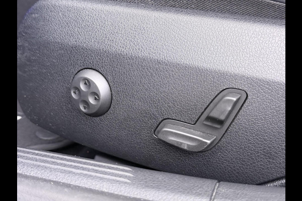 Mercedes-Benz C-Klasse 300 e AMG Line Limited PHEV | PANORAMADAK | DISTRONIC (ACC) | ACHTERUITRIJCAMERA | DODEHOEKASSISTENT | AMBIENT LIGHTING | MERCEDES-DEALER ONDERHOUDEN | RIJKLAAR MET 12 MAANDEN BOVAG GARANTIE |