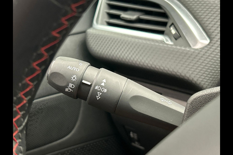 Peugeot 2008 1.2 PureTech GT-Line Automaat | Trekhaak | Carplay | Camera | Panoramadak | Climate-control | Leder |