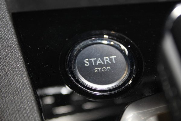 Peugeot 3008 1.6-165pk e-THP Allure AUTOMAAT ! Trekgewicht 1.550kg ! Autm. airco dual, camera, digitaal dashboard, navigatie, telefoonvoorb., trekhaak, LM wielen, metallic lak, privacy glass, cruise cntrl, elektr. achterklep etc.