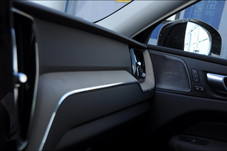Volvo XC60 T6 350PK Automaat AWD Plus Dark / Trekhaak / BLIS / Adaptieve cruise control / Panoramadak / Apple carplay / Parkeersensoren met camera / Elektrische achterklep / Elektrische stoelen met geheugen / Stoel en stuurwielverwarming