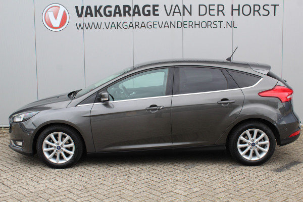 Ford Focus 1.0-125pk Titanium. Erg nette en luxe Ford Focus. Stoel-, stuur- en voorraamverw., autm. airco dual, navigatie, metallic lak, telefoonvoorb., camera, pdc v+a, dodehoek assist, AllSeason banden rondom, trekhaak, LM wielen etc.