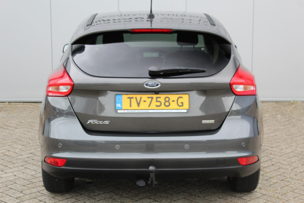 Ford Focus 1.0-125pk Titanium. Erg nette en luxe Ford Focus. Stoel-, stuur- en voorraamverw., autm. airco dual, navigatie, metallic lak, telefoonvoorb., camera, pdc v+a, dodehoek assist, AllSeason banden rondom, trekhaak, LM wielen etc.