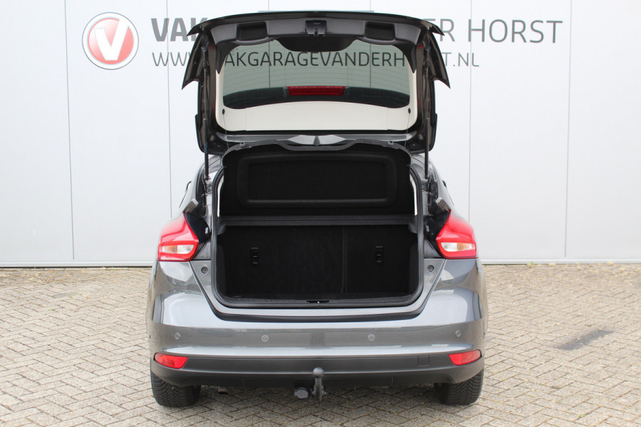 Ford Focus 1.0-125pk Titanium. Erg nette en luxe Ford Focus. Stoel-, stuur- en voorraamverw., autm. airco dual, navigatie, metallic lak, telefoonvoorb., camera, pdc v+a, dodehoek assist, AllSeason banden rondom, trekhaak, LM wielen etc.