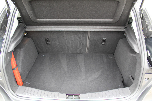 Ford Focus 1.0-125pk Titanium. Erg nette en luxe Ford Focus. Stoel-, stuur- en voorraamverw., autm. airco dual, navigatie, metallic lak, telefoonvoorb., camera, pdc v+a, dodehoek assist, AllSeason banden rondom, trekhaak, LM wielen etc.