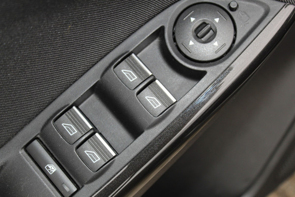 Ford Focus 1.0-125pk Titanium. Erg nette en luxe Ford Focus. Stoel-, stuur- en voorraamverw., autm. airco dual, navigatie, metallic lak, telefoonvoorb., camera, pdc v+a, dodehoek assist, AllSeason banden rondom, trekhaak, LM wielen etc.