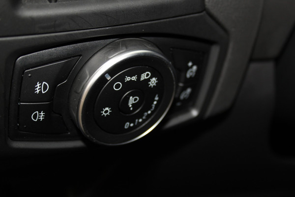 Ford Focus 1.0-125pk Titanium. Erg nette en luxe Ford Focus. Stoel-, stuur- en voorraamverw., autm. airco dual, navigatie, metallic lak, telefoonvoorb., camera, pdc v+a, dodehoek assist, AllSeason banden rondom, trekhaak, LM wielen etc.