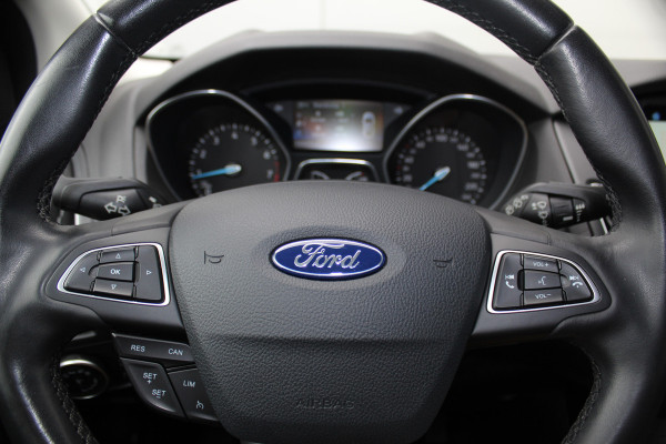 Ford Focus 1.0-125pk Titanium. Erg nette en luxe Ford Focus. Stoel-, stuur- en voorraamverw., autm. airco dual, navigatie, metallic lak, telefoonvoorb., camera, pdc v+a, dodehoek assist, AllSeason banden rondom, trekhaak, LM wielen etc.