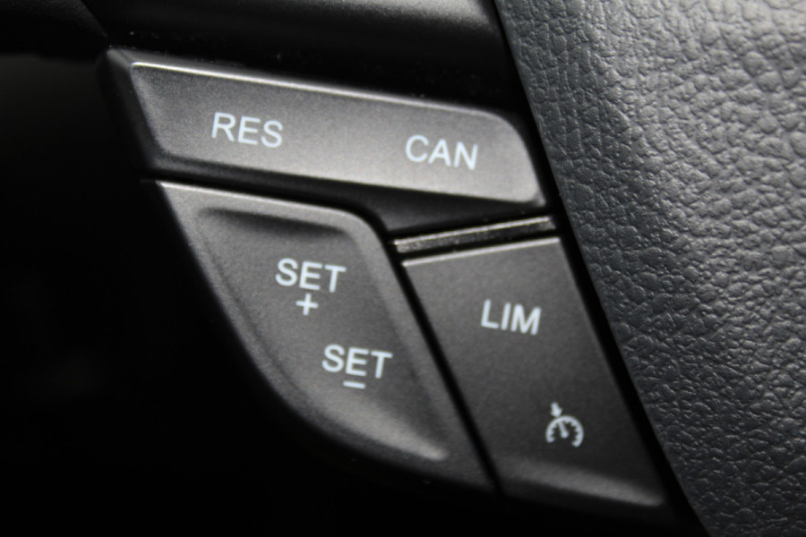 Ford Focus 1.0-125pk Titanium. Erg nette en luxe Ford Focus. Stoel-, stuur- en voorraamverw., autm. airco dual, navigatie, metallic lak, telefoonvoorb., camera, pdc v+a, dodehoek assist, AllSeason banden rondom, trekhaak, LM wielen etc.