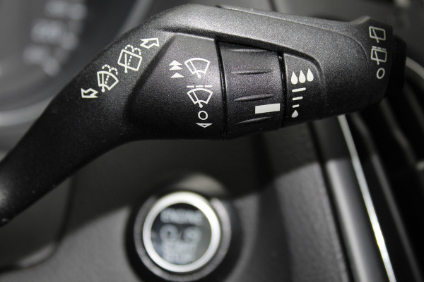 Ford Focus 1.0-125pk Titanium. Erg nette en luxe Ford Focus. Stoel-, stuur- en voorraamverw., autm. airco dual, navigatie, metallic lak, telefoonvoorb., camera, pdc v+a, dodehoek assist, AllSeason banden rondom, trekhaak, LM wielen etc.