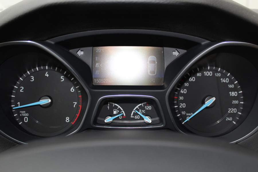 Ford Focus 1.0-125pk Titanium. Erg nette en luxe Ford Focus. Stoel-, stuur- en voorraamverw., autm. airco dual, navigatie, metallic lak, telefoonvoorb., camera, pdc v+a, dodehoek assist, AllSeason banden rondom, trekhaak, LM wielen etc.